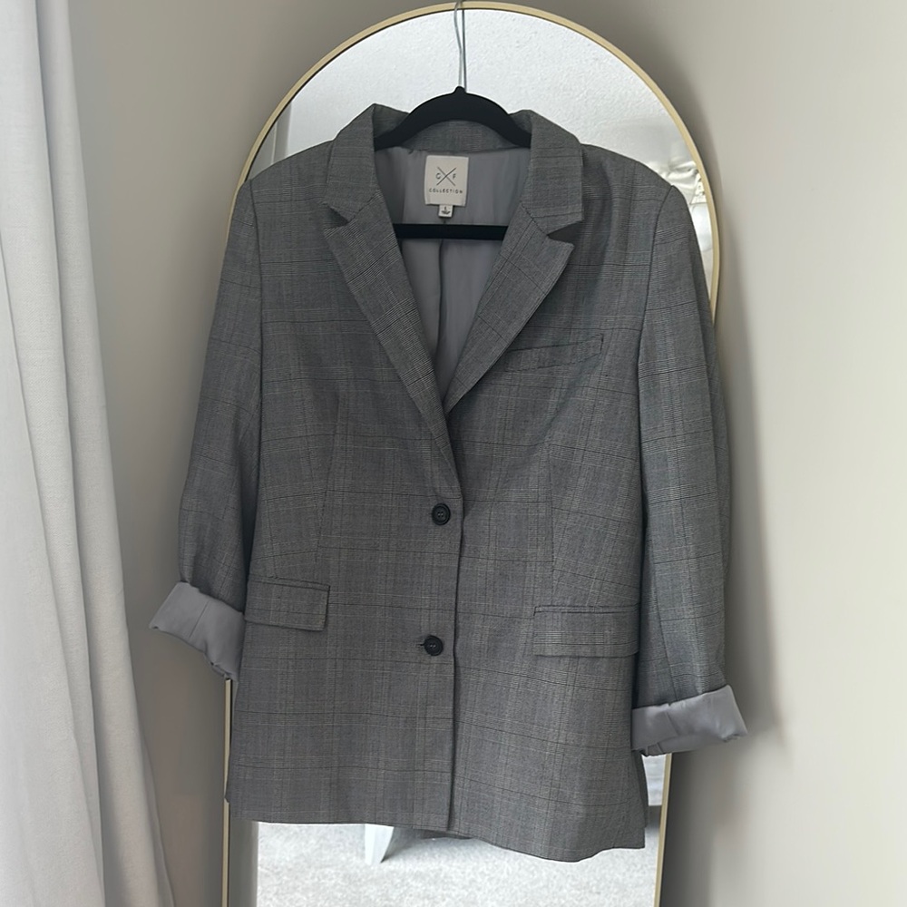 GG Collection Gray Blazer with Notched Lapel and Tailored Silhouette